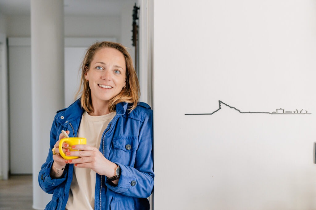 Portrait personal branding d'une architecte d'intérieur à Marseille dans son univers professionnel