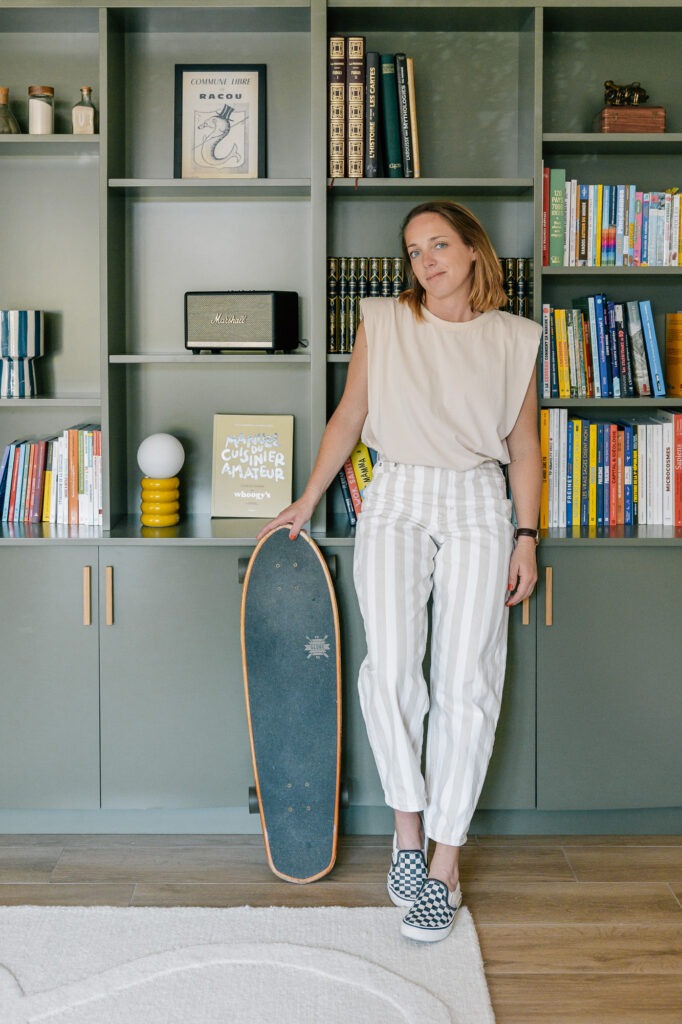 Photo de marque architecte d'intérieur avec skateboard dans son appartement à Marseille